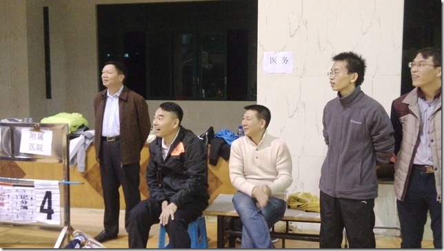 工会主席李庆奇(左二)副主席陈光才(左一)到场观赛